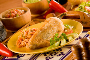 Deliciosos chiles rellenos: carne molida y queso en su punto