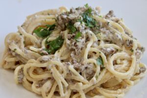 Pasta con carne molida y salsa alfredo: una deliciosa combinación