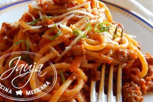 Pasta con carne molida y tajadas: una deliciosa combinación de sabores