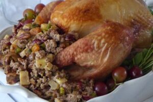 Pavo adobado relleno de carne molida: ¡Una deliciosa combinación de sabores!