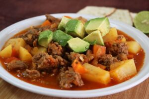 Receta de carne molida con papas y zanahoria en caldo: ¡Delicioso plato casero!